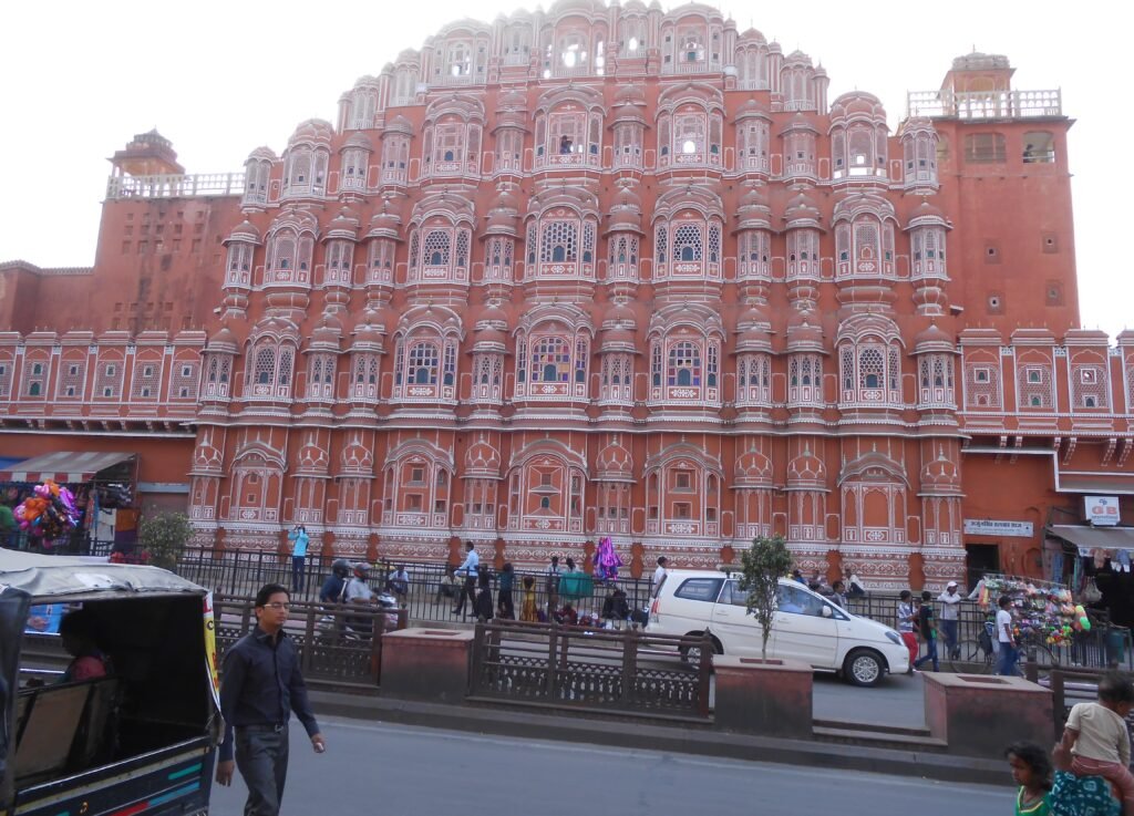 complete view of hawa mahal jaipur