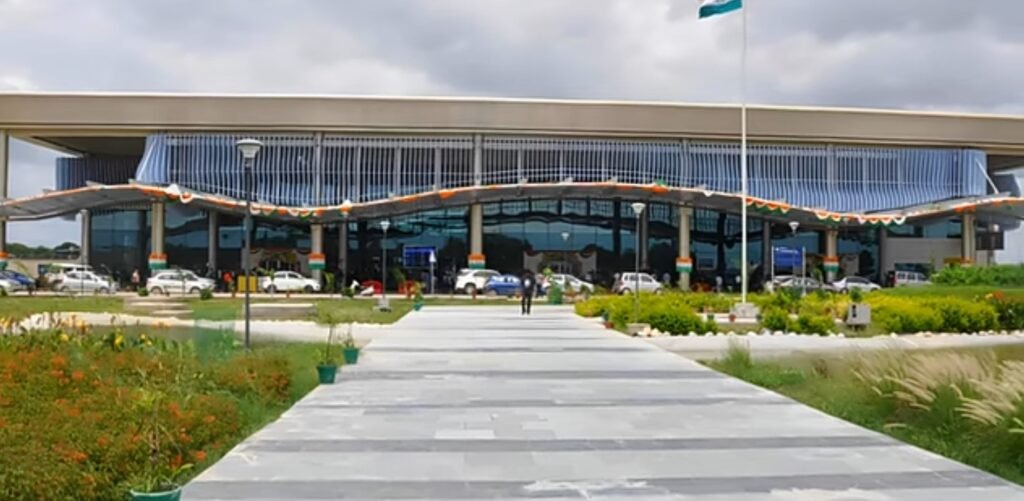 luckhnow airport crowded during mahakumbh 2025