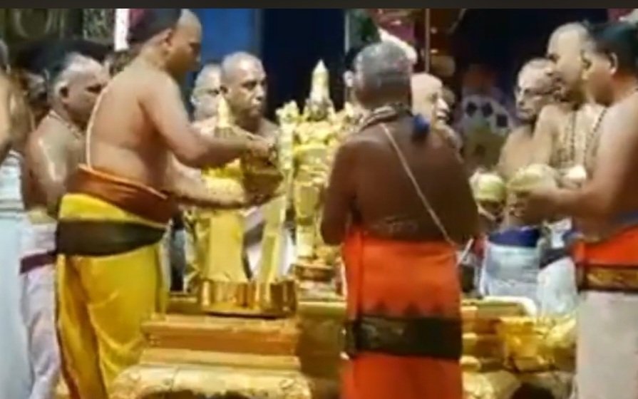 pujari are in traditional dress in golden temple.
